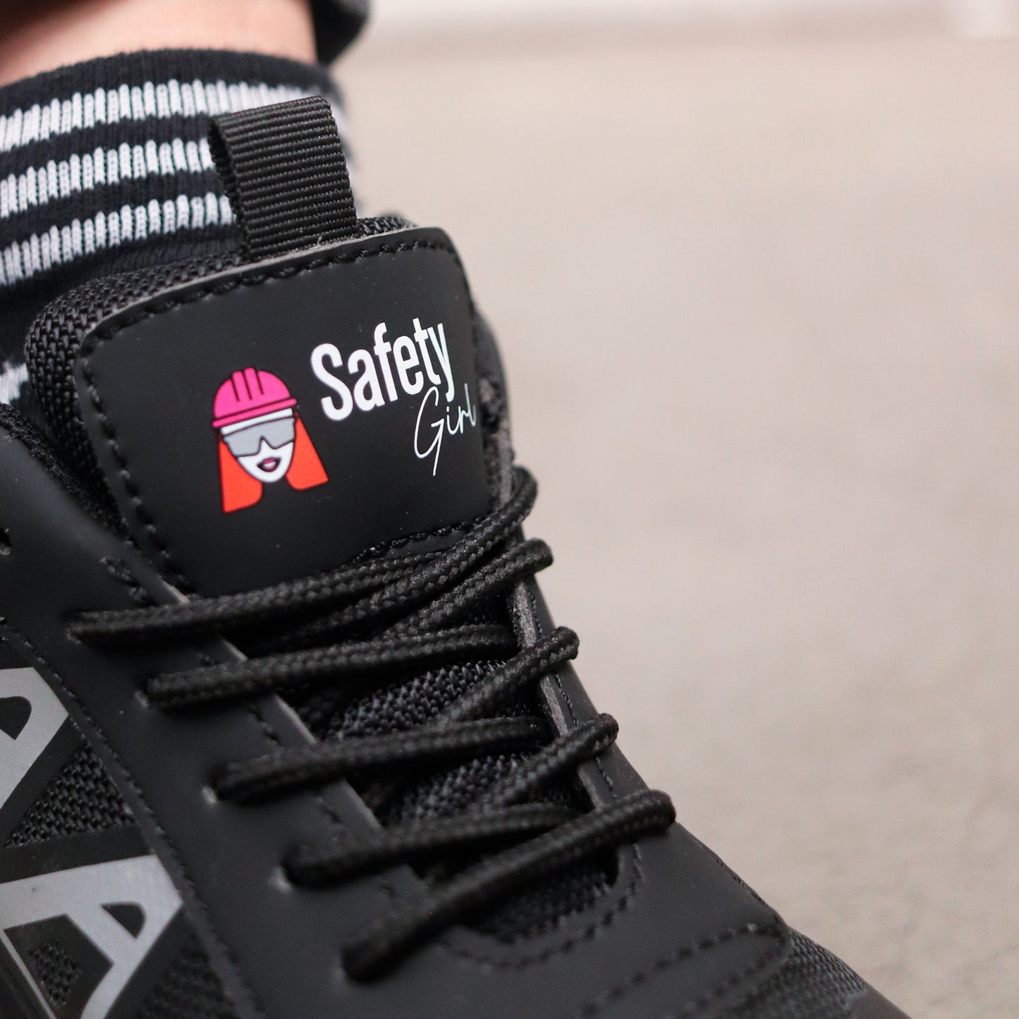 Tenis de seguridad para dama modelo INTREPID marca Safety Girl